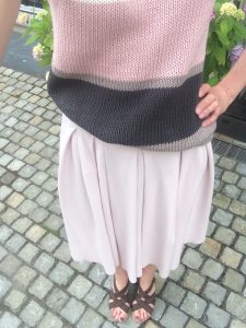 LOTILDA Faltenrock mit Strickshirt Draußen