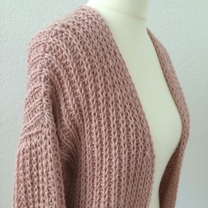 LOTILDA Anleitung kurze Strickjacke im Halbpatent Seite nah