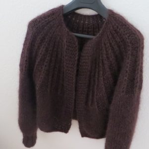 LOTILDA Kurze Mohair Strickjacke mit Passe im Stil von Maiami Berlin