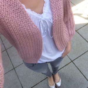 LOTILDA Kurze Strickjacke im Halbpatent