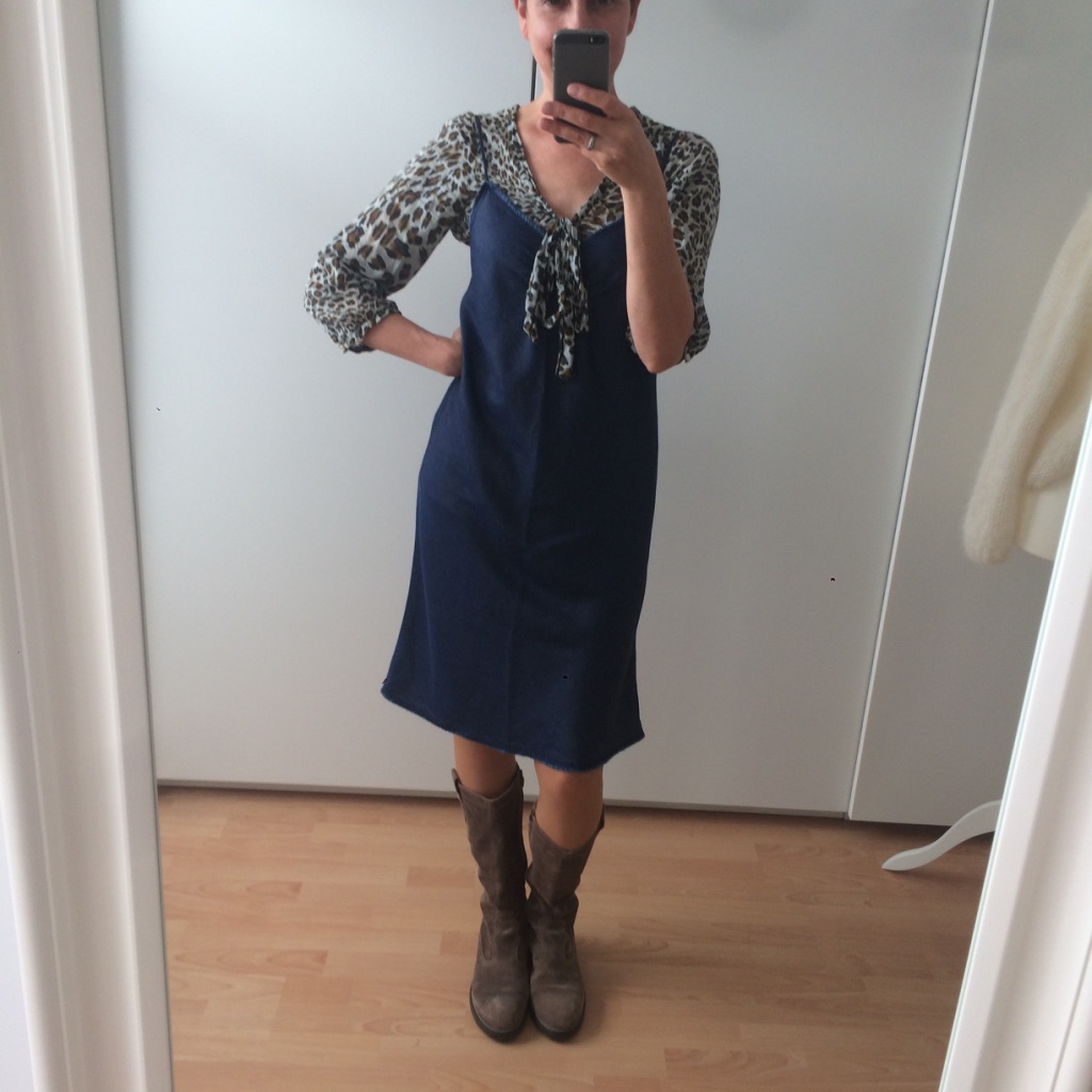 LOTILDA Schluppenbluse mit Spaghettiträger Kleid Burda 114A-092013-DL aus Jeansstoff